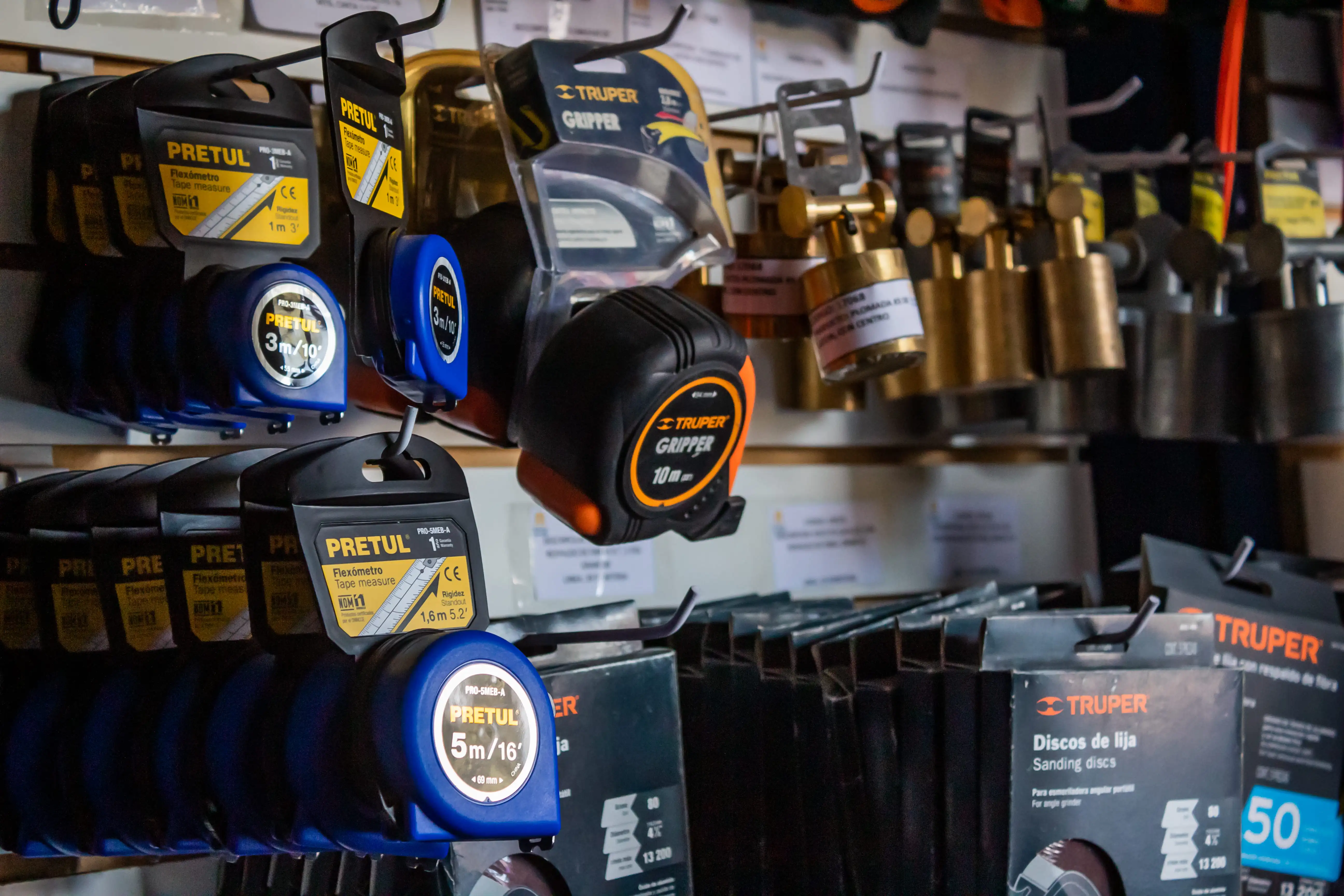 Productos de ferretería Truper en exhibición en Materiales San Otilio