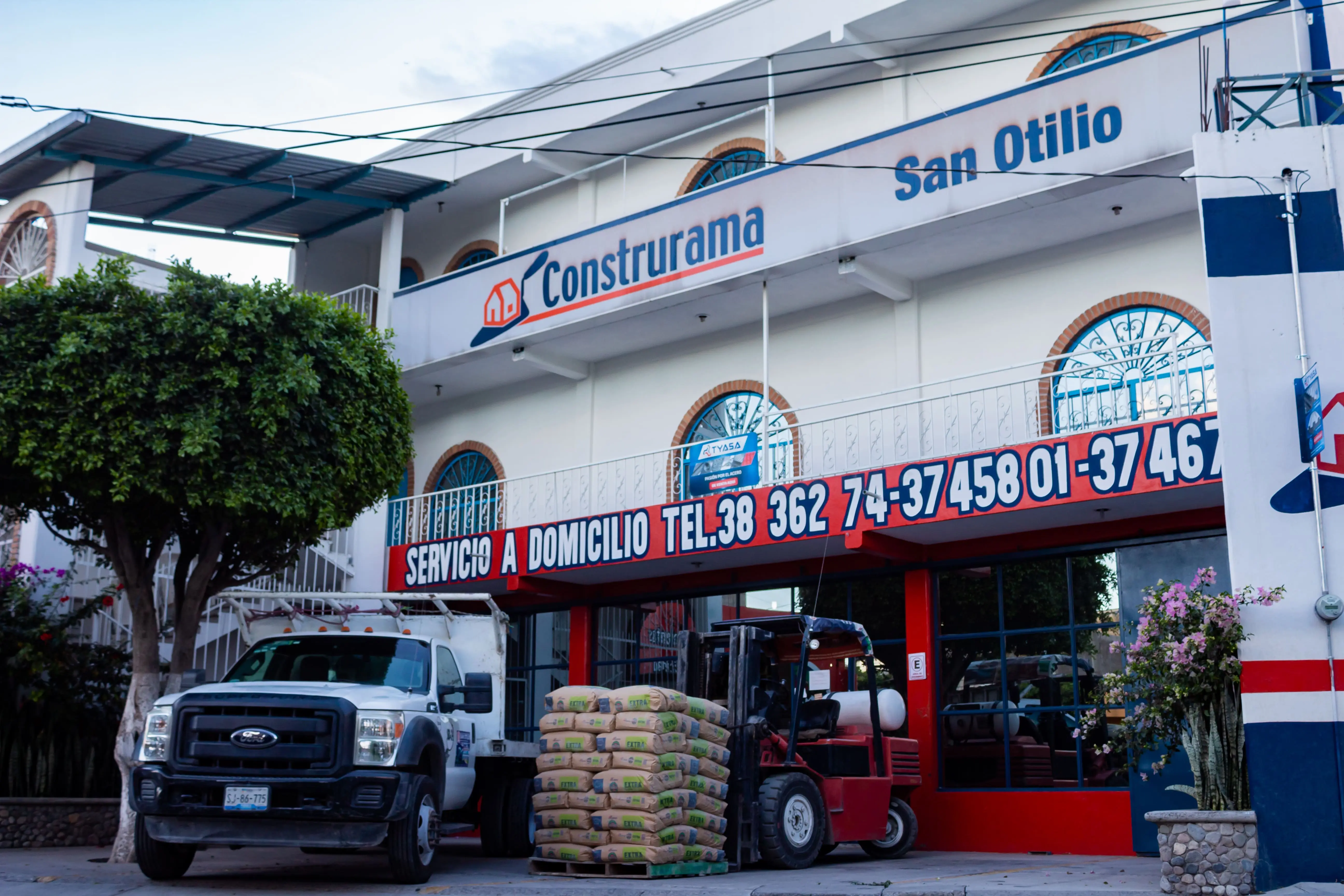 Fachada de la sucursal de ferretería Materiales San Otilio Aeropuerto